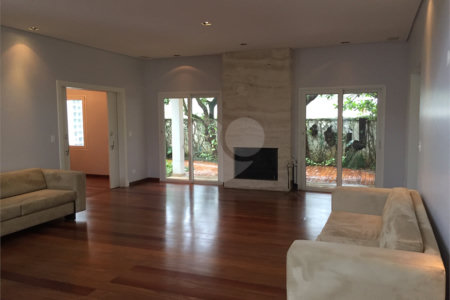 Casa à venda com 4 quartos, sendo 2 suítes, no condomínio Residencial Morumbi, São Paulo - SP
