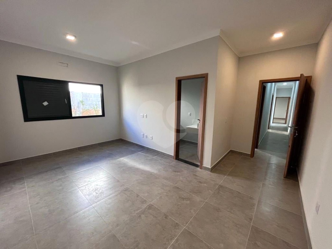 Casa à venda com 4 suítes no condomínio Village Saint Charbel, Araçoiaba da Serra - SP