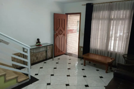 Sobrado à venda com 212 m², 2 quartos (suítes), 3 banheiros e 2 vagas de garagem, em São Caetano do Sul