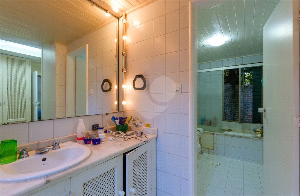 Casa Térrea à venda com 5 quartos, sendo 2 suítes, em Alto da Boa Vista, São Paulo, SP
