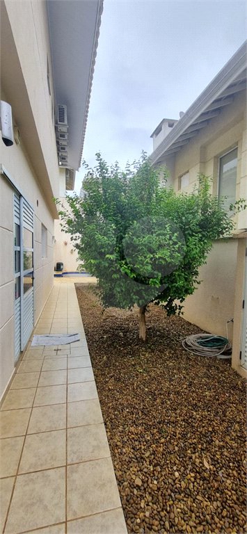 Casa à venda com 4 quartos, sendo 2 suítes, no condomínio Casas de Windsor, São Paulo - SP
