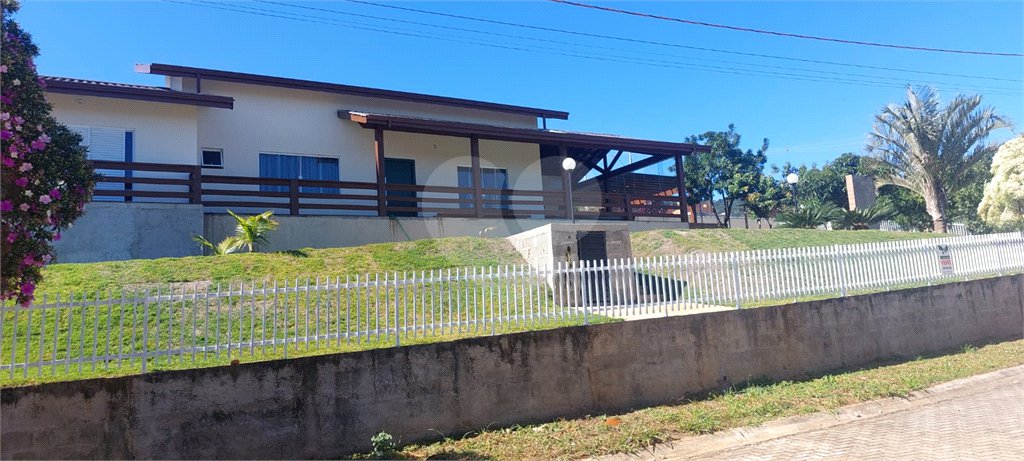 Casa à venda com 3 suítes no condomínio Riviera dos Pássaros, Joanópolis - SP