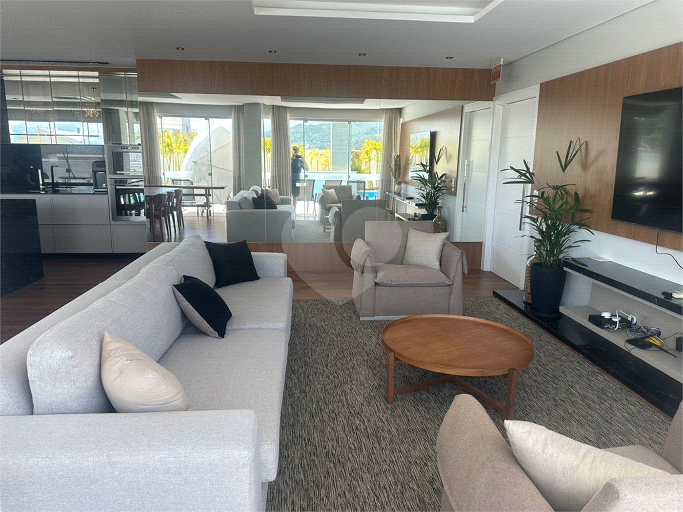Apartamento à venda ou para alugar com 2 suítes em Itacorubi, Florianópolis, SC