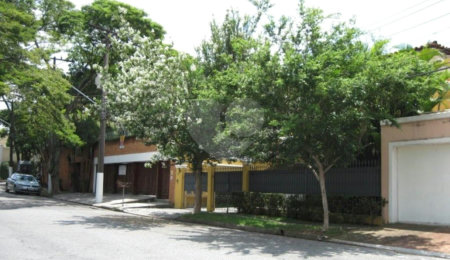 Casa à venda com 4 quartos, sendo 2 suítes,  em Jardim Leonor, São Paulo, SP