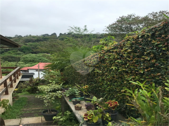 Sobrado à venda com 3 suítes em Serra da Cantareira, Mairiporã, SP