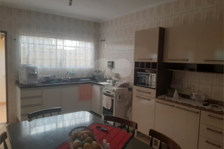 Bela casa com boa localização no bairro Portal do Sol