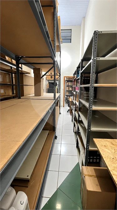 Imóvel comercial de 149 m² em Rudge Ramos, com pé-direito de 6 m, 3 vagas e localização estratégica. Excelente opção para investidores e negócios.