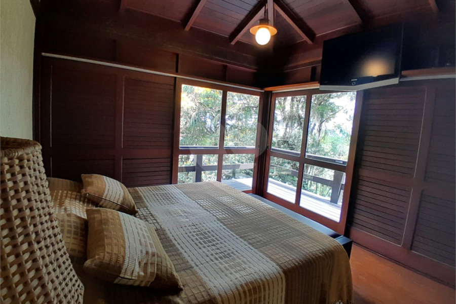 Casa à venda com 4 quartos, sendo 2 suítes, no condomínio Cantareira, Mairiporã - SP