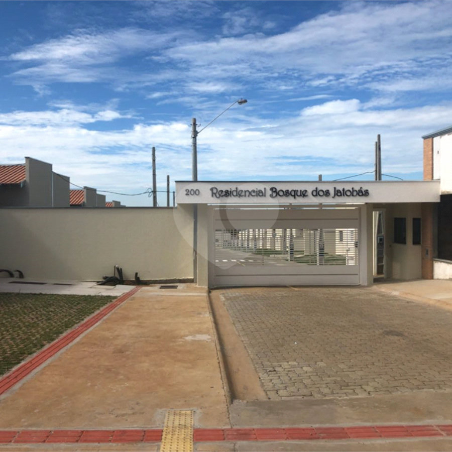 Casa térrea no Condomínio Bosques dos Jatobás