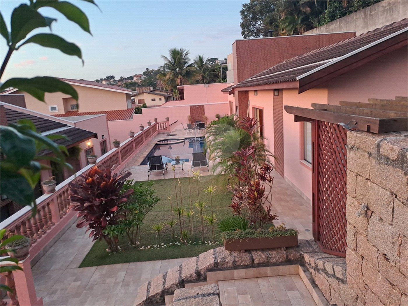 Casa à venda com 3 quartos, sendo 1 suíte, no condomínio Estância Marambaia, Vinhedo - SP
