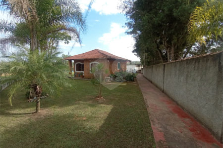 Chácara à venda com 6 quartos, sendo 1 suíte,  em Cercadinho, Alambari, SP