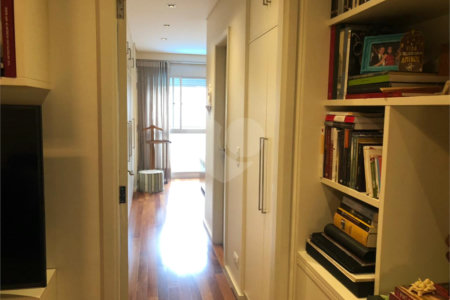 Apartamento à venda com 4 quartos, sendo 3 suítes, em Alto da Boa Vista, São Paulo, SP