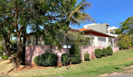 Casa à venda com 4 quartos, sendo 3 suítes, no condomínio Terras de Santa Teresa, Itupeva - SP