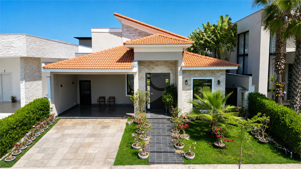 Casa à venda com 3 suítes no condomínio Florais da Mata, Várzea Grande - MT