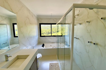 Casa à venda com 3 quartos, sendo 2 suítes, no condomínio Residencial Marchant Buarque, Atibaia - SP