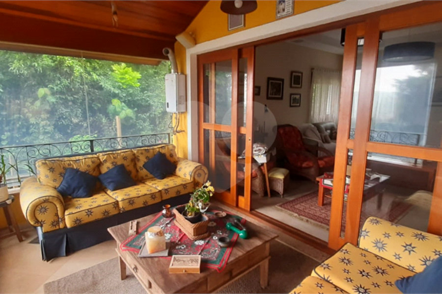 Casa à venda com 5 quartos, sendo 4 suítes, no condomínio Alpes da Cantareira, Mairiporã - SP