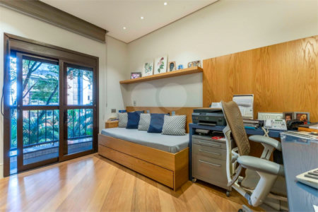 Apartamento à venda com 4 quartos, sendo 3 suítes, em Moema, São Paulo, SP