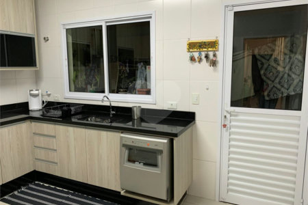 Sobrado à venda com 3 quartos, sendo 1 suíte,  em Vila Gumercindo, São Paulo, SP