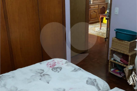 Casa à venda com 7 quartos, sendo 2 suítes, em Jardim Londrina, São Paulo, SP