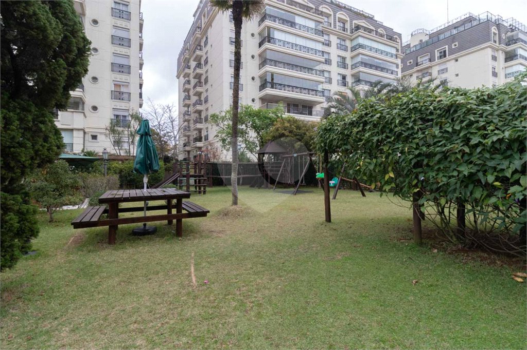 Apartamento à venda com 4 quartos, sendo 2 suítes,  em Alto de Pinheiros, São Paulo, SP