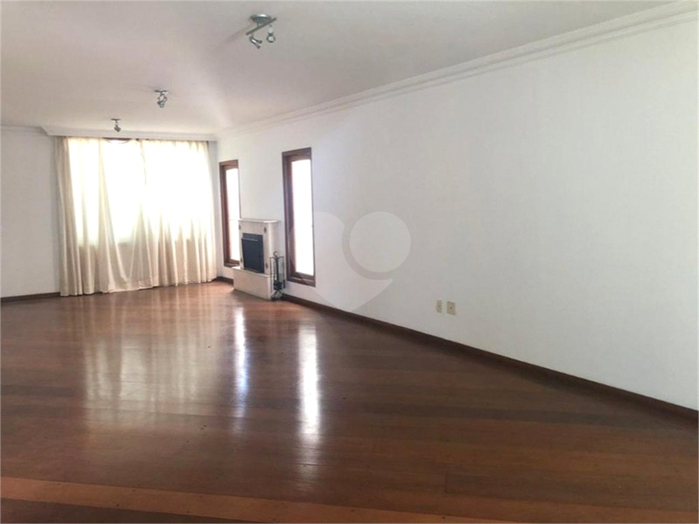 Casa à venda com 4 suítes no condomínio Vila das Emboabas, São Paulo - SP