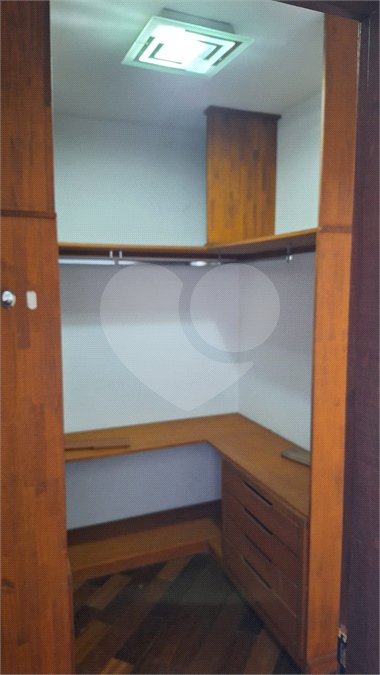 Sobrado para alugar com 4 quartos, sendo 3 suítes, em Vila Nivi, São Paulo, SP