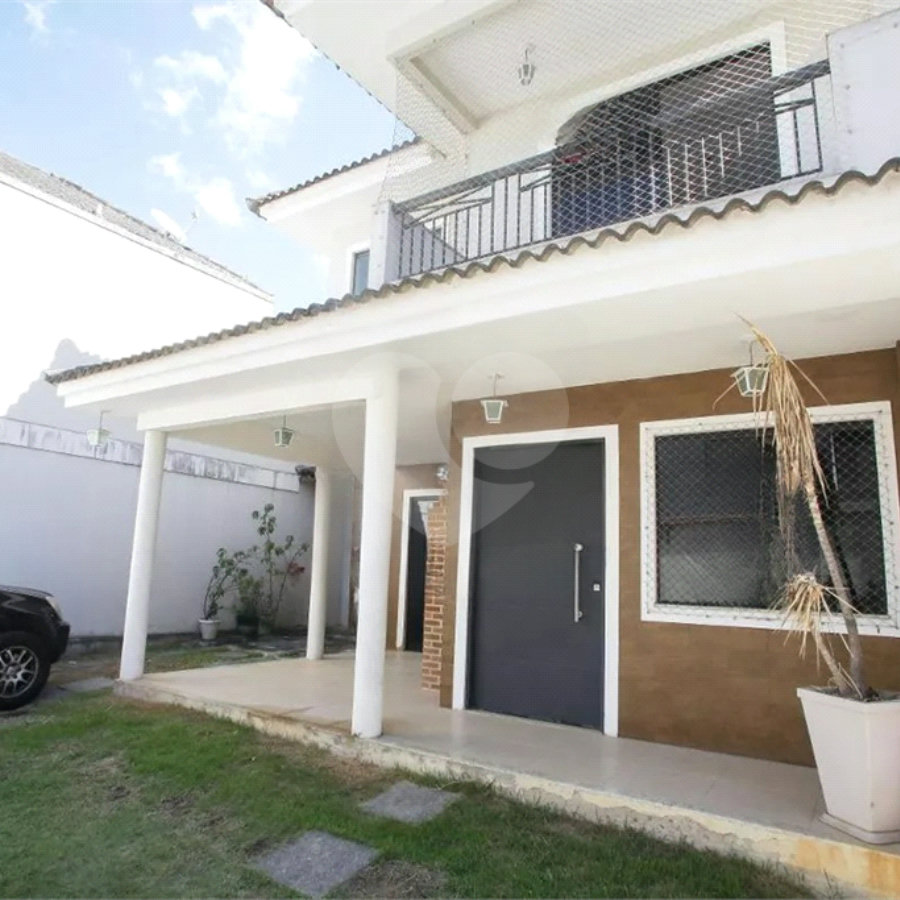 Casa à venda com 4 quartos, sendo 3 suítes, no condomínio Lícia de Alvarenga, Rio de Janeiro - RJ