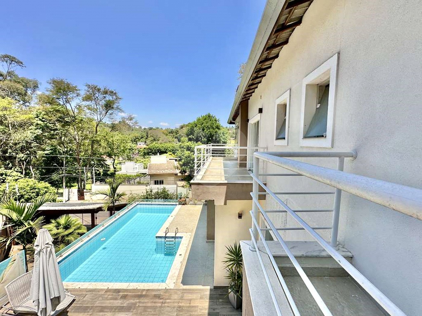 Casa à venda com 4 quartos, sendo 3 suítes, no condomínio Vilarejo, Carapicuíba - SP