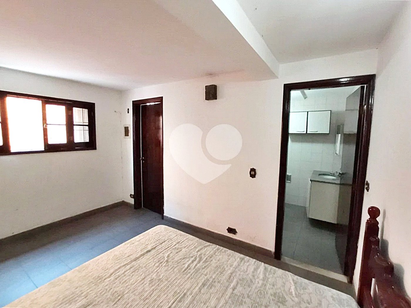 Casa Santa Teresinha | 4 Suítes | 280m² | 3 Vagas | Excelente Localização