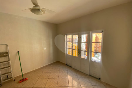 Casa térrea com salão comercial para venda no Santa Felícia.