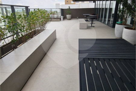Charme, conforto e vista livre na Vila Clementino – 98 m² com pé-direito duplo!
