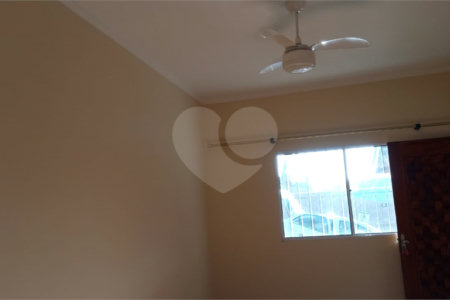 Linda casa em condomínio fechado com 2 Dormitórios.