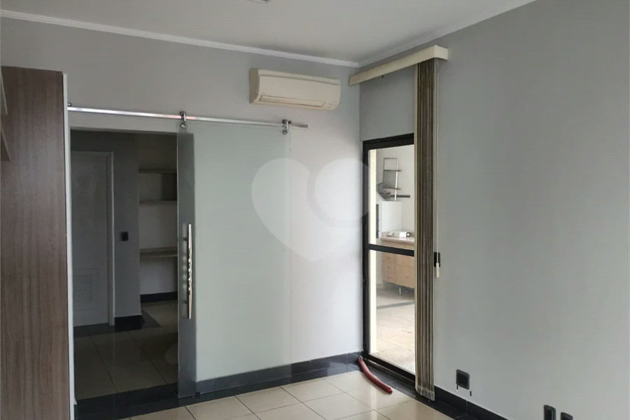 Linda cobertura Duplex om 3 dormitórios, sendo uma suíte com armários e ar condicionado e 2 vagas .