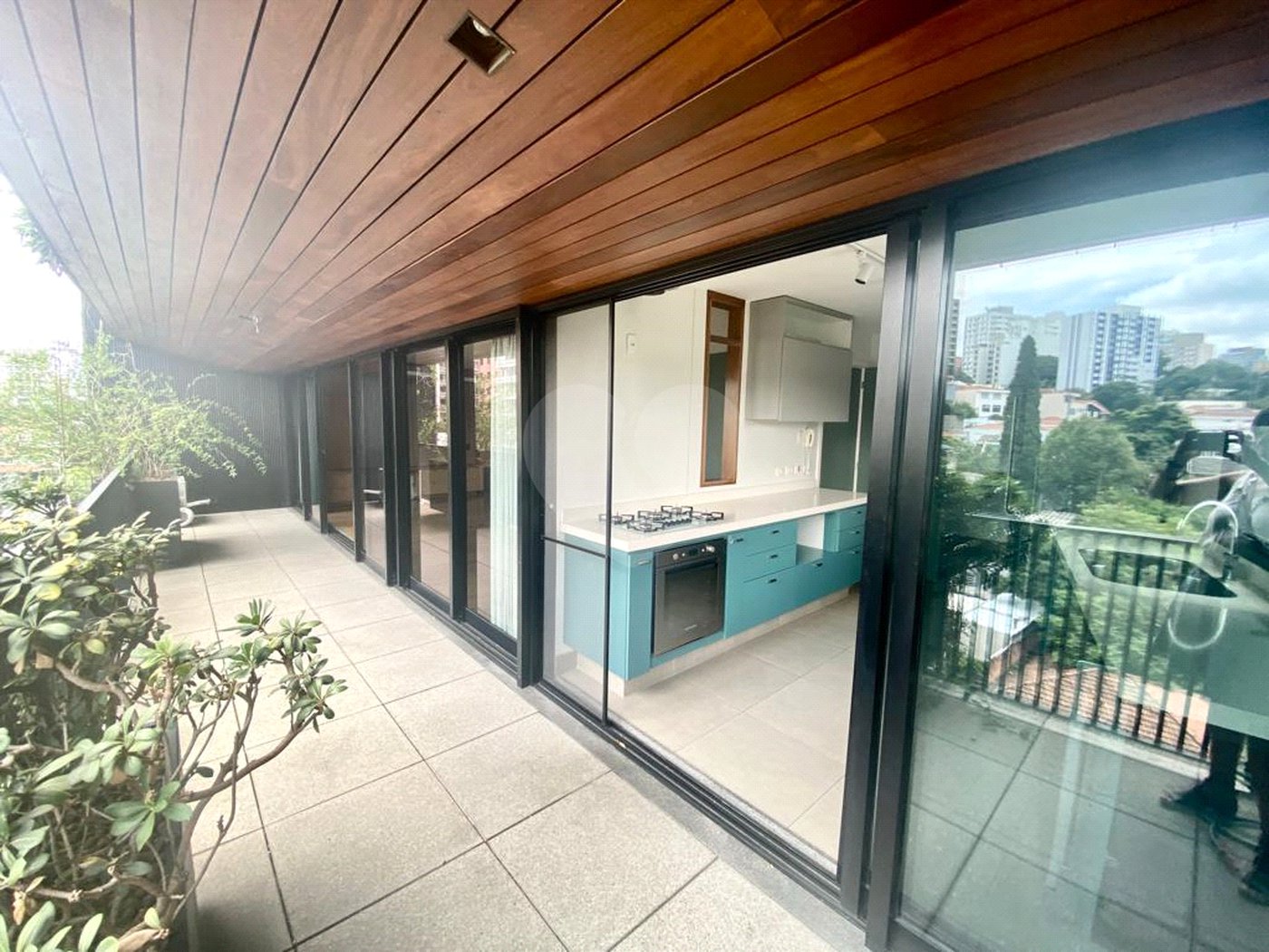 Imóvel 168m² Idea Zarvos com 3 suites, varanda na frente e na suíte, piscina, academia e 3 vagas Vila Madalena.