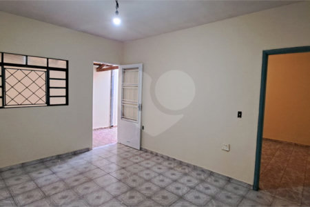 Casa ampla em bairro tranquilo – excelente oportunidade para morar ou investir!