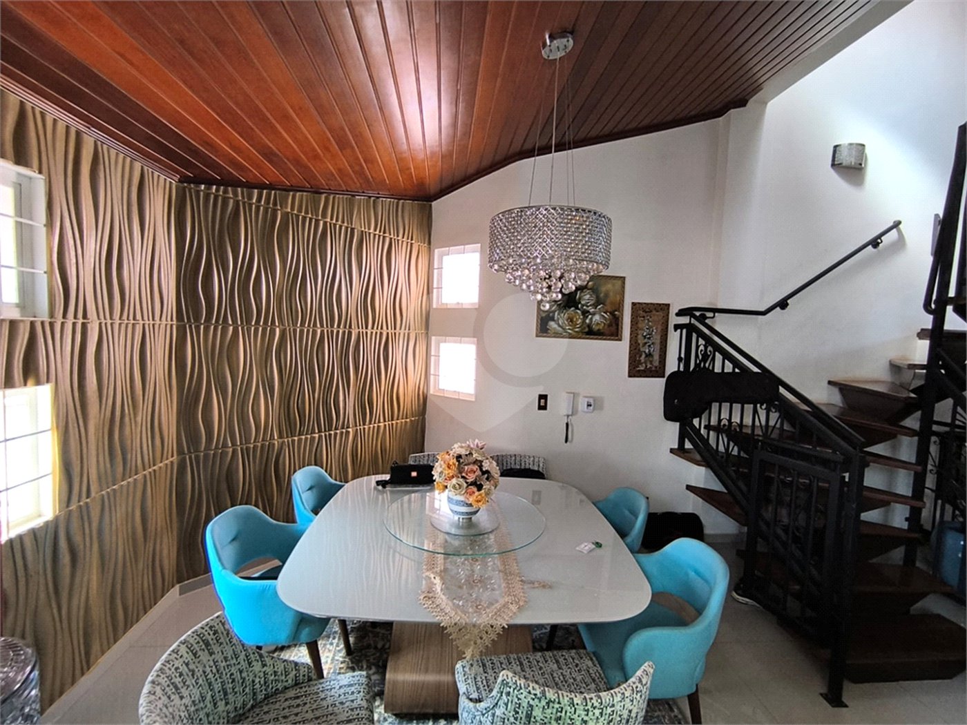 Casa à Venda no Santa Marta com 3 Suítes e Piscina