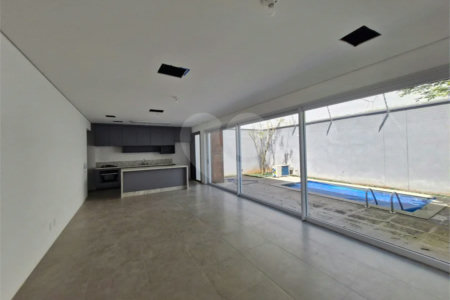 Casa à venda ou para alugar com 3 suítes no condomínio Jardim Flora, São Paulo - SP