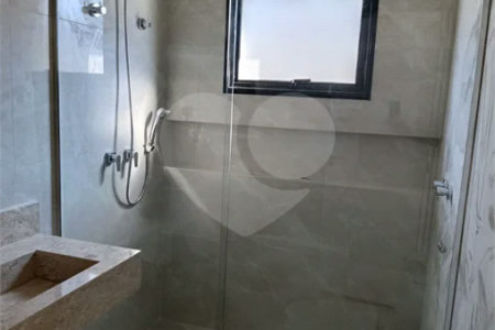 Casa com 3 suítes, piscina e área gourmet em terreno de 360m²