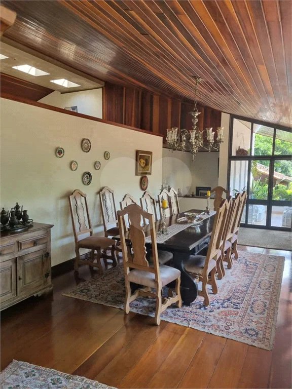 Casa à venda, 742 m², com piscina, 5 suítes, em Embu das Artes