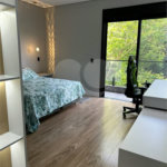 Condomínio London Park – Indaiatuba/SP - Uma casa simplesmente encantadora, em uma das posições mais desejadas do Condomínio London Park, com fundo para a mata, proporcionando privacidade, tranquilidade e uma conexão incrível com a natureza. Terreno: 318,12 m² - Área construída: 265,09 m²