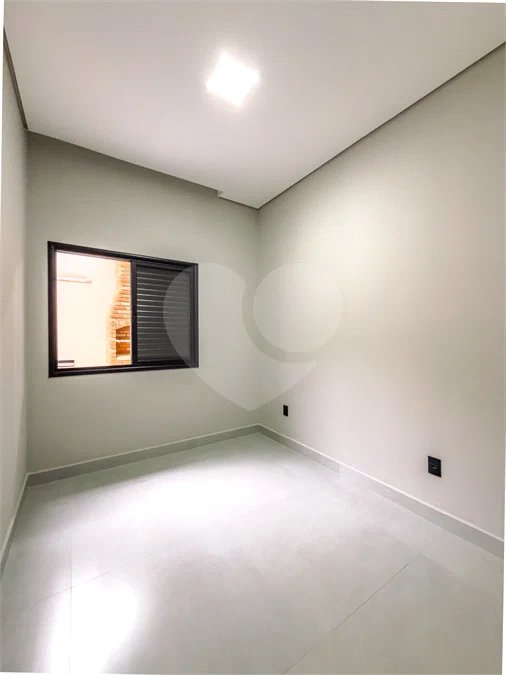 Indaiatuba - Jardim Bom sucesso - Área total: 150m² - Área construída: 115m² - 3 dormitórios sendo 1 suíte com armário planejado;Sala para dois ambientes; Banheiros com box gabinetes e espelhos; Área gourmet com churrasqueira a carvão e móveis planejados; Lavanderia coberta; Ar condicionado na sala