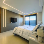 Indaiatuba - Quintas da Terracota - 1252 m² de terreno - casa térrea com 514 m² de área construída -3 vagas de garagem cobertas e 3 descobertas Lavabo - Sala de estar e jantar amplas e integradas - Escritório privativo - Cozinha toda equipada com geladeira, forno, micro-ondas, lava-louças,
