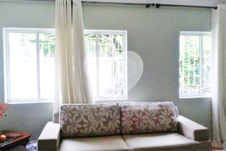 Excelente sobrado à venda em Moema Pássaros c/222 m², 3 suítes e 3 Vagas na garagem
