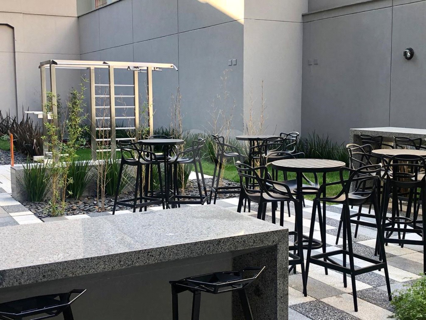 Vendo apartamento todo reformado em prédio novo por arquiteta internacional, porteira fechada e rend