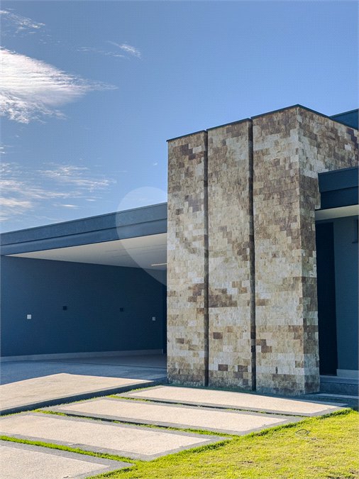 Indaiatuba - Quintas da Terracota - 1252 m² de terreno - casa térrea com 514 m² de área construída -3 vagas de garagem cobertas e 3 descobertas Lavabo - Sala de estar e jantar amplas e integradas - Escritório privativo - Cozinha toda equipada com geladeira, forno, micro-ondas, lava-louças,