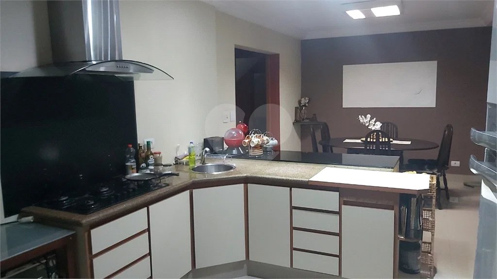 Sobrado com 224m² , 3 dormitórios , sendo 2 suítes , 3 vagas de garagem , 7 banheiros , à venda na Vila Scarpelli em Santo André.