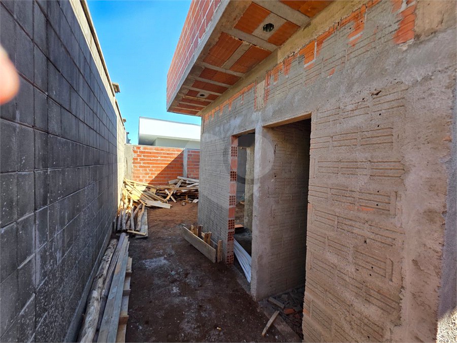 Casa térrea 3 dormitório 1 suíte com closet à venda no Condomínio Vileneuve,