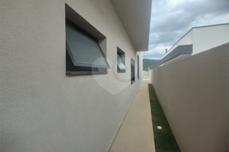 Casa exclusiva em Atibaia de alto padrão com 3 suítes, piscina, espaço gourmet, condomínio fechado, aceita financiamento