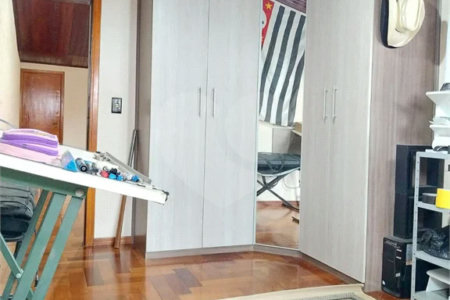 Casa com 324m², 4 dormitórios, sendo 1 suíte, 4 vagas, à venda no Jardim Las Vegas em Santo André.
