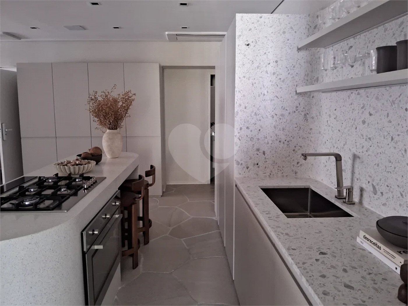 Apartamento à venda com 3 suítes em Moema, São Paulo, SP